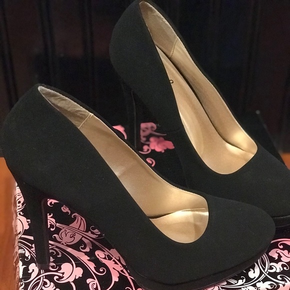 Black heels - Picture 2 of 2